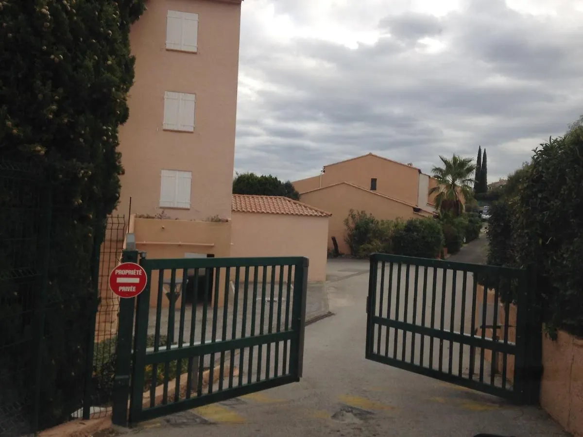 T2 Proche Plage Carqueiranne 0*,  Fransa